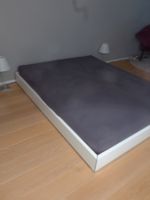 Bett mit Lattenrost und Matratze