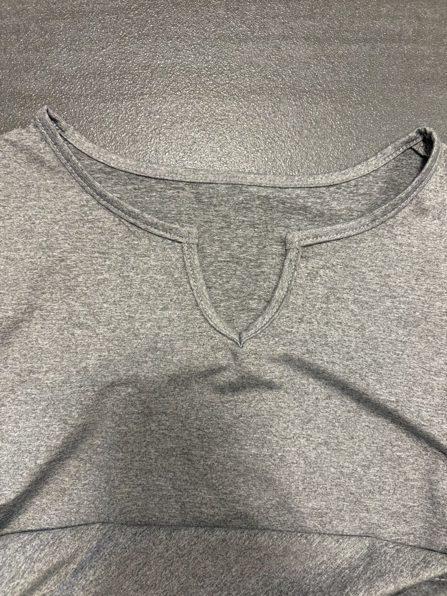 T-shirt: Graues V-Neck T-Shirt S – Usato da Rümlang venduto da svent 4
