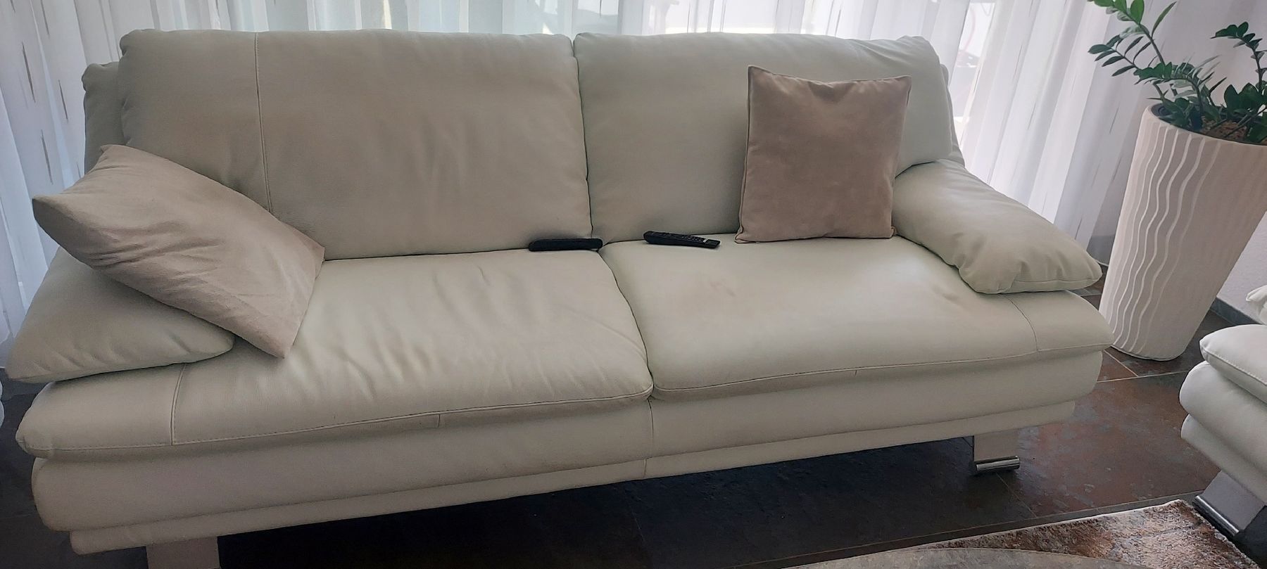 Divani: Weisse Leder Sitzgruppe 2er und 3er – Usato da St. Margrethen SG venduto da Schark6
