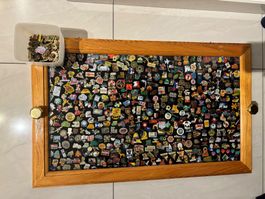 Pinsammlung mit Holzvitrine zu verkaufen zirka 300 Stück