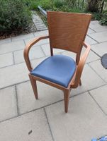 Armlehnstuhl Holz braun Sitzfläche blau gepolstert