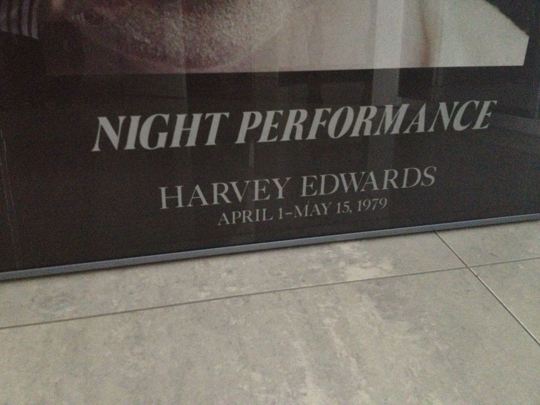 Foto & Immagini: Night Performance by Harvey Edwards 1979 Poster, gerahmt – Usato da Weggis venduto da Goldengel5 1