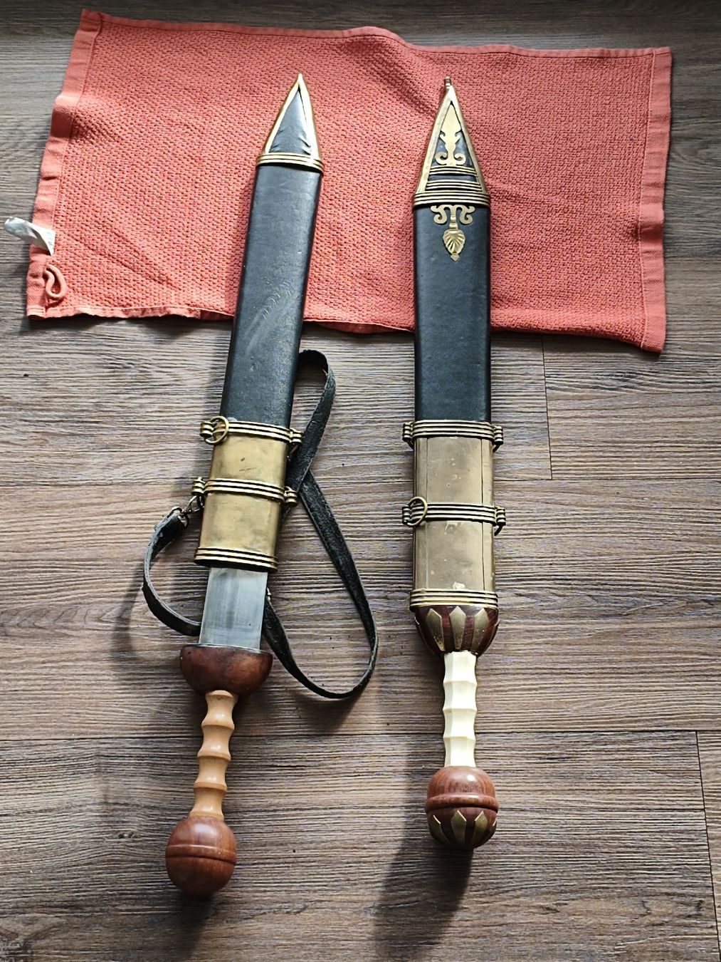 Sonstiges zum Sammeln & Seltenes: Zwei Römische Gladius Schwerter mit Scheide Set – Gebraucht aus Nottwil von Xfz_Eliots 1