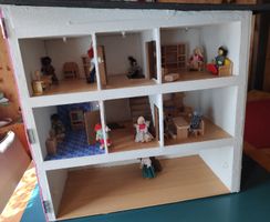 Grande maison de poupées en bois avec meubles et personnages