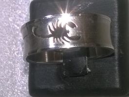 RING EDELSTHAL MIT SCORPION,,,SILBER FARBE