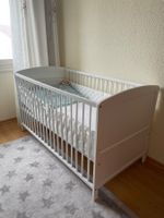 Babybett 70x140 cm weiss mit div. Zubehör