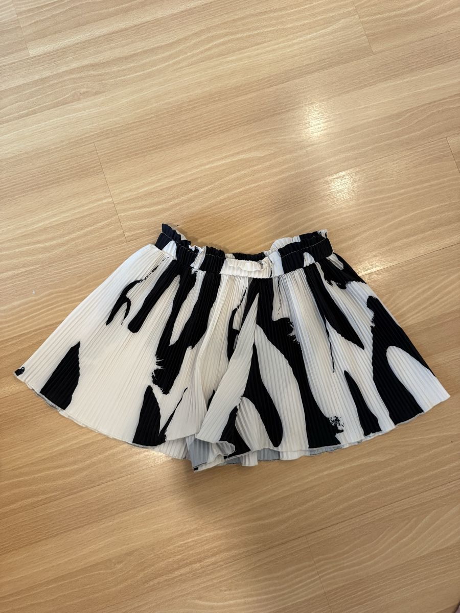 Hosen: Plissee-Shorts in Schwarz-Weiss  – Gebraucht aus Luzern von vqu_8gks 1