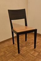 Chaise en bois foncé 
