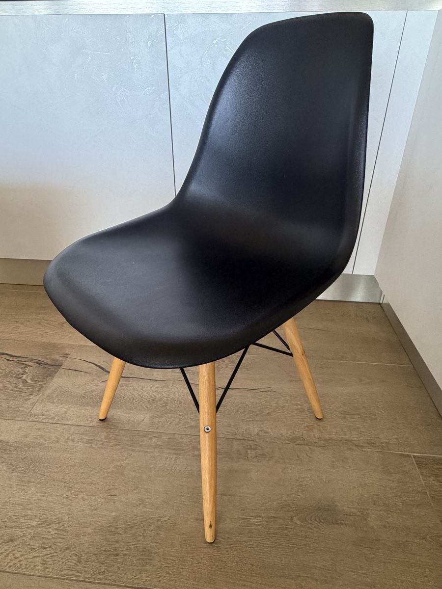 Sedie: Chaise style Eames (non VITRA) – Usato da Neuchatel venduto da D9z2