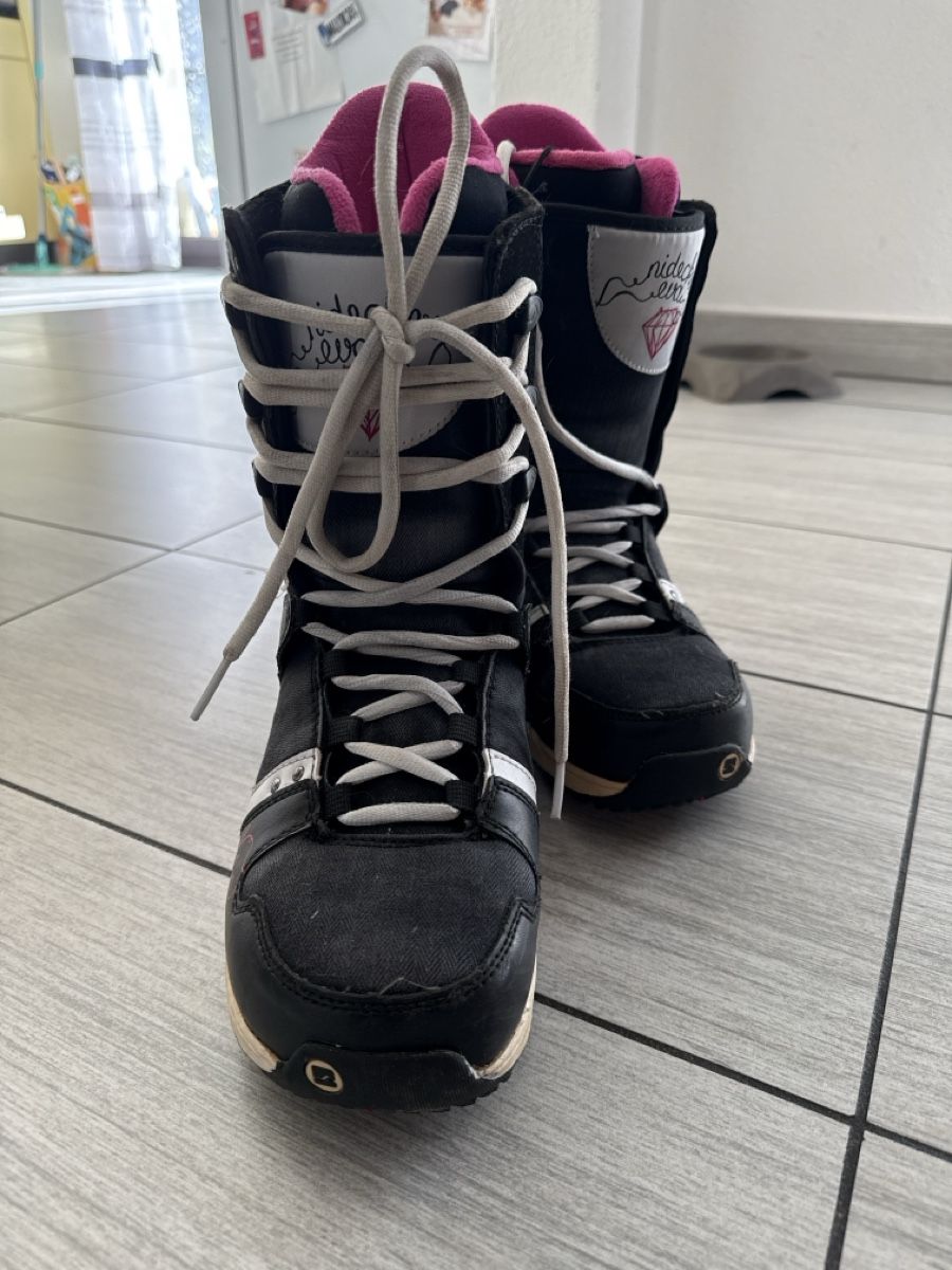 Nidecker Scarpe da donna: woman boots for snowboarding – Usato da Renens VD venduto da nan_8v9l 1