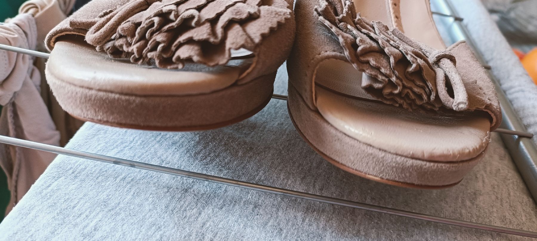 Scarpe da donna: Sandali camoscio beige numero 38 – Usato da Lugano venduto da ycd_rv8h 4