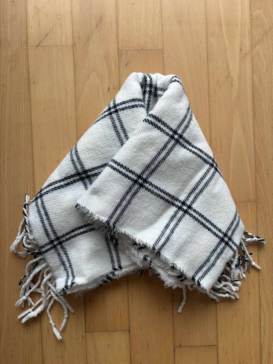H&M Foulards, Tücher & Schals: Winterschal - Weiss/Schwarz - Muster – Gebraucht aus Luzern von Pflanzen-Mama