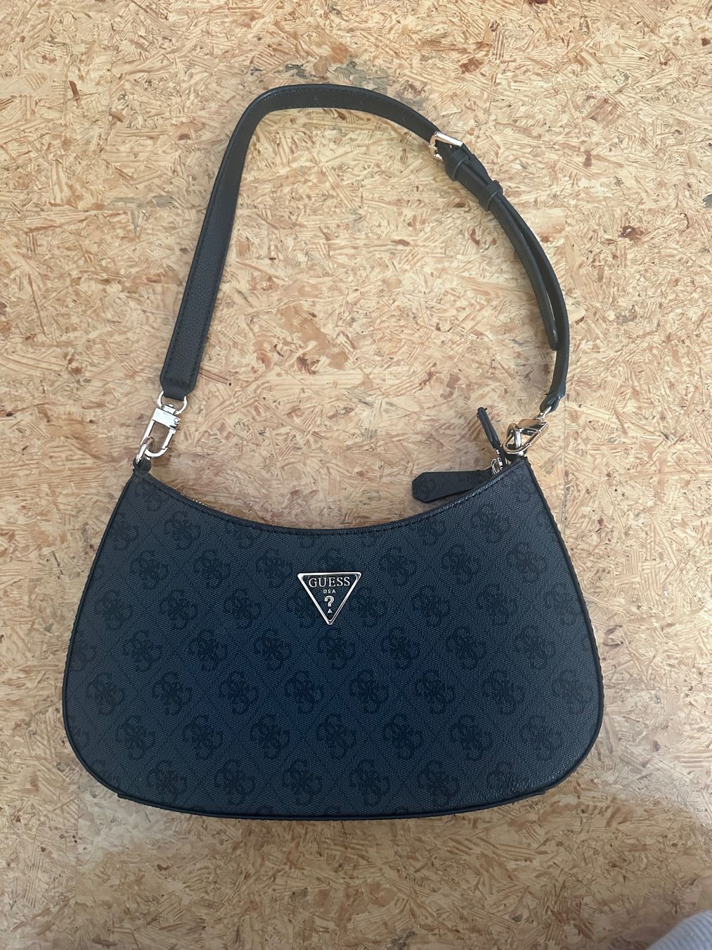 Guess Sacs femmes: Guess Handtasche – D'occasion à Frauenfeld par sin_wb9c