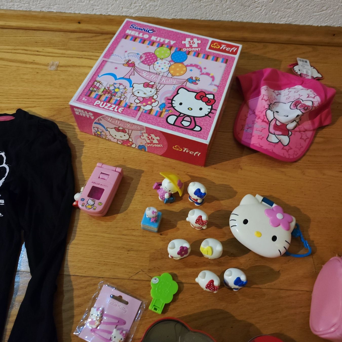 Lotti & Set di vestiti: Hello Kitty Set / Tasche / Kappe / Shirt / Puzzel u.s.w. – Nuovo (secondo la descrizione) da Riehen venduto da WinniePuh4 4