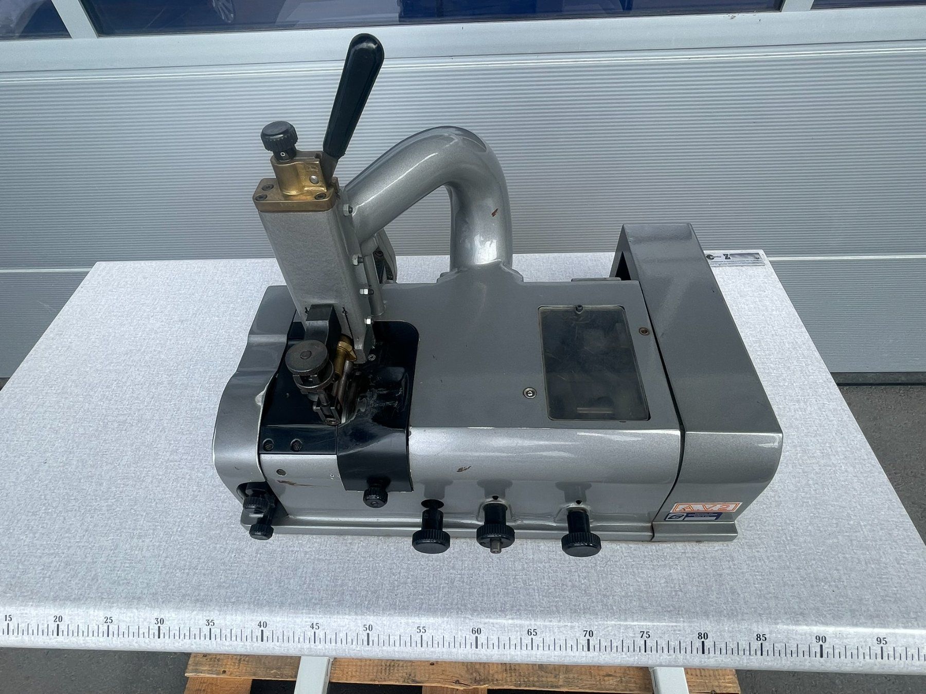 Alle Maschinen: Lederschärfmaschine / Schärfmaschine AV2 – Gebraucht aus Münchwilen TG von IntoMotion_GmbH