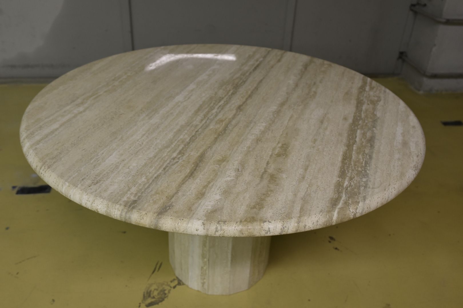 Tavoli: Designer Tisch aus Travertin – Usato da Lichtensteig venduto da UsedIN 4