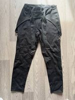 Pantalon noir à ceinture et détails métalliques