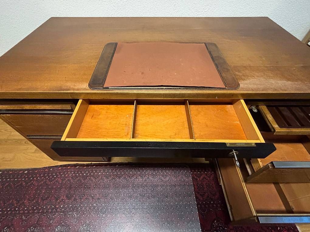 Schreibtische: Schreibtisch mit Hängeregister/Schubladen – Gebraucht aus Jona von Nimbe 3