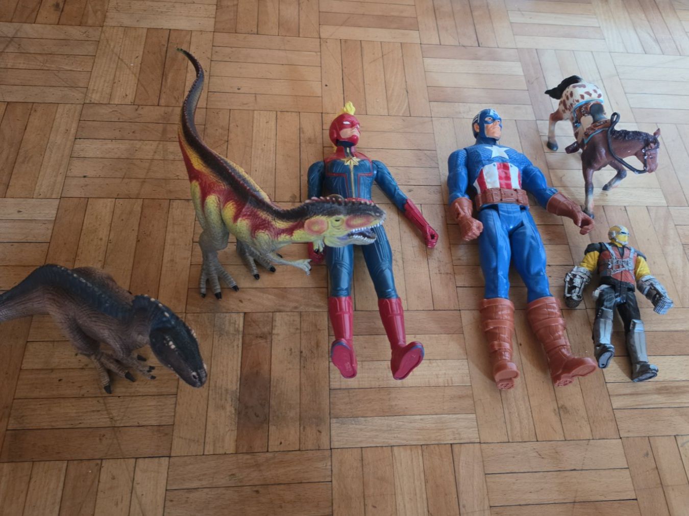 Giocattoli: Supereroi e dinosauri 8fr al pezzo – Usato da Küssnacht am Rigi venduto da MariaGrazia1994