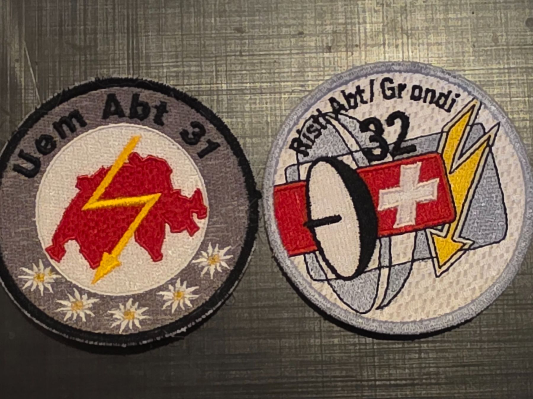 Schweizer Armee Placchette & Badge: Duo Abzeichen UEM Bat 31 & 32 neu – Nuovo (secondo la descrizione) da Nyon venduto da freetoys08
