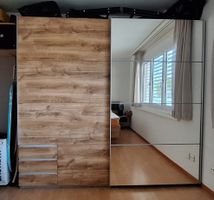 Kleiderschrank mit Schiebetüren
