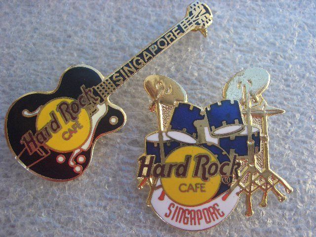 Hard Rock Cafe Placchette & Badge: 2 x HARD ROCK CAFE SINGAPORE – Usato da Thürnen venduto da Chluuri