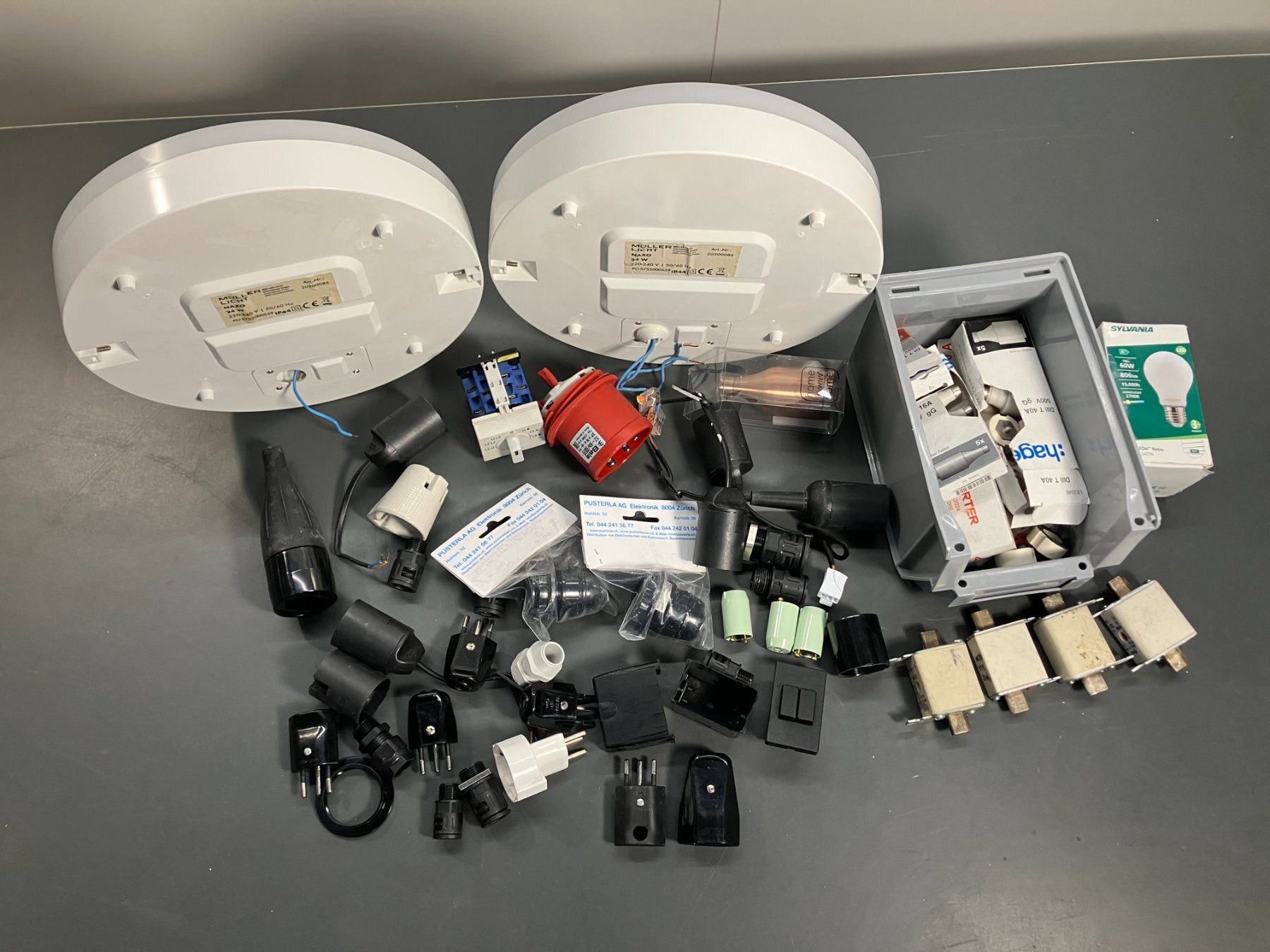 Tous les outils: Post. div. El. Material mit LED Deckenlampen ab 1.- – D'occasion à Lichtensteig par Buy24International 9