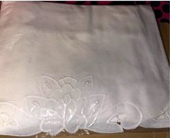 Schürze weiss gestickt mit 1 Tasche 90cm.x82 cm. Sitz 36X38