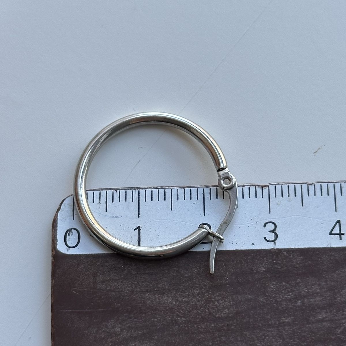 Orecchini pendenti & Orecchini a lobo: Titanium Kreolen Silber Farbe 2,5 cm – Nuovo (secondo la descrizione) da Givisiez venduto da dor_xb9k 2