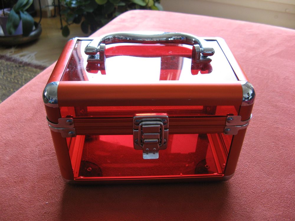kleine rote Plastik Box (Gebraucht) in Zürich für CHF 10 – mit ...