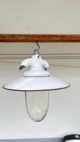 Stalllampe mit Emailleschirm und Glas 