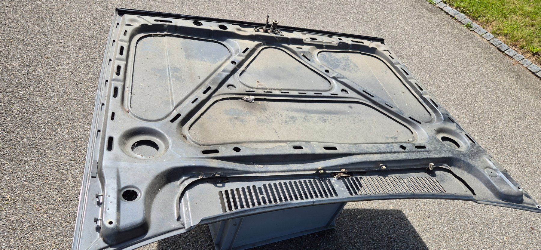 Volkswagen Tutti pezzi di ricambio auto: Golf 2 Motorhaube – Usato da Riggisberg venduto da Mahali04 2