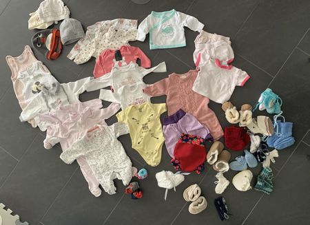 Baby Kleidung Strampler Bodys Hosen Mützen Grösse 52/56