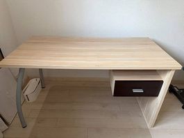 Bureau avec tiroir  Très bon état  136 x 67x74 cm