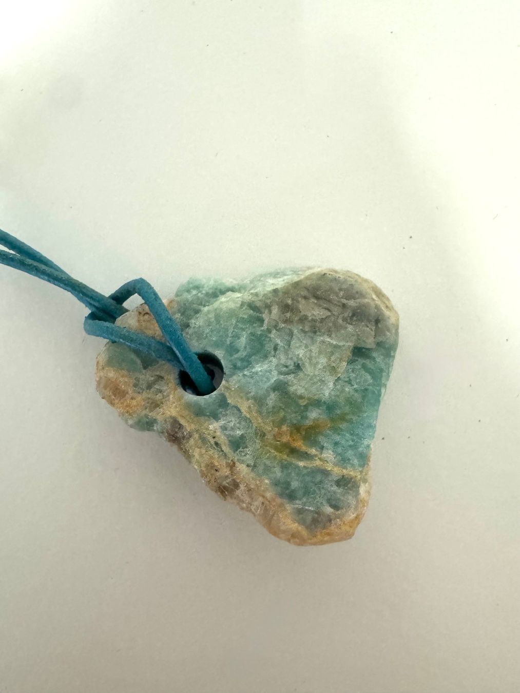 Pietre preziose: Amazonit roh  an Lederkordel – Nuovo (secondo la descrizione) da Biberist venduto da tl-schmuck