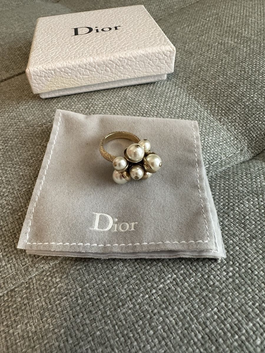 Dior Anelli: Christian Dior . Ring – Nuovo (secondo la descrizione) da Küssnacht am Rigi venduto da hor_dpb7