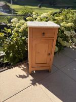 Vintage-Nachttisch aus Holz mit Marmorplatte
