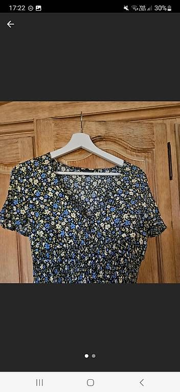 Top: top mit v ausschnitt, blumen muster – Usato da Kiesen venduto da Laura._ 1