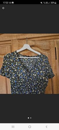top mit v ausschnitt, blumen muster