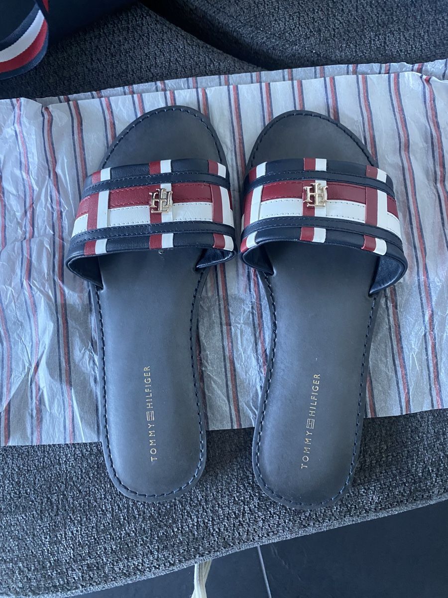Tommy Hilfiger Scarpe da donna: Tommy Hilfiger flat slip sandals  – Nuovo (secondo la descrizione) da Zug venduto da kse_w9mn 2