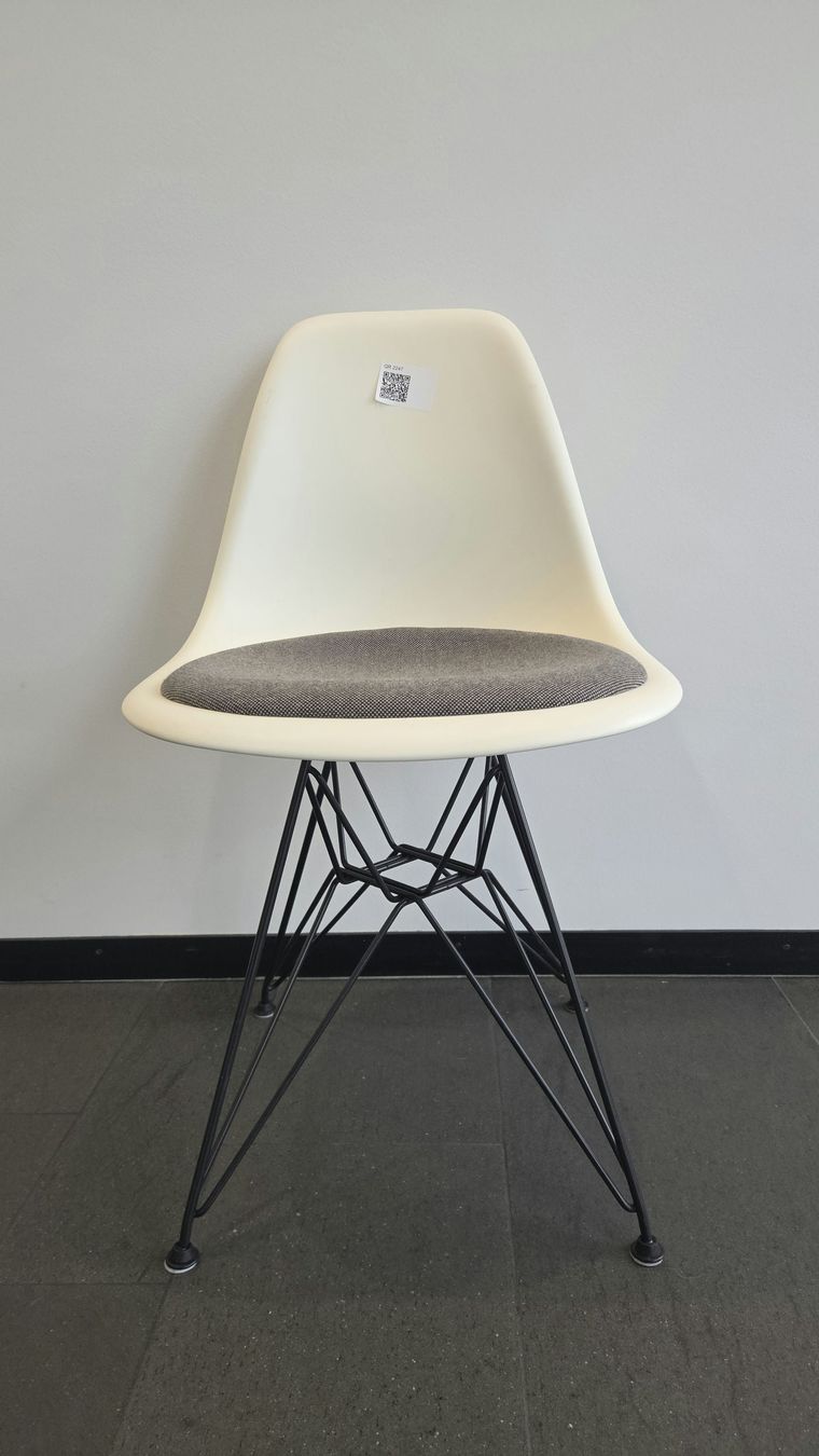 Vitra Chaises: Vitra Eames Plastic Chair DSR, Eisgrau, Polster Graublau – D'occasion à Affoltern am Albis par Zapro