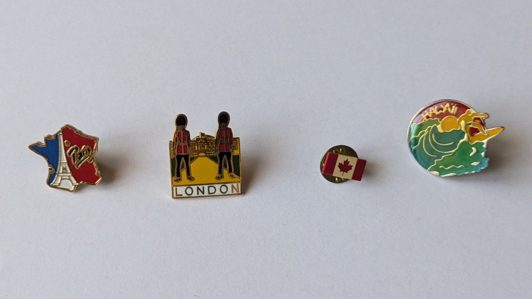 Plaketten & Abzeichen: Pin's Paris-Londres-Hawaii-Canada – Gebraucht aus Estévenens von Rockingirl