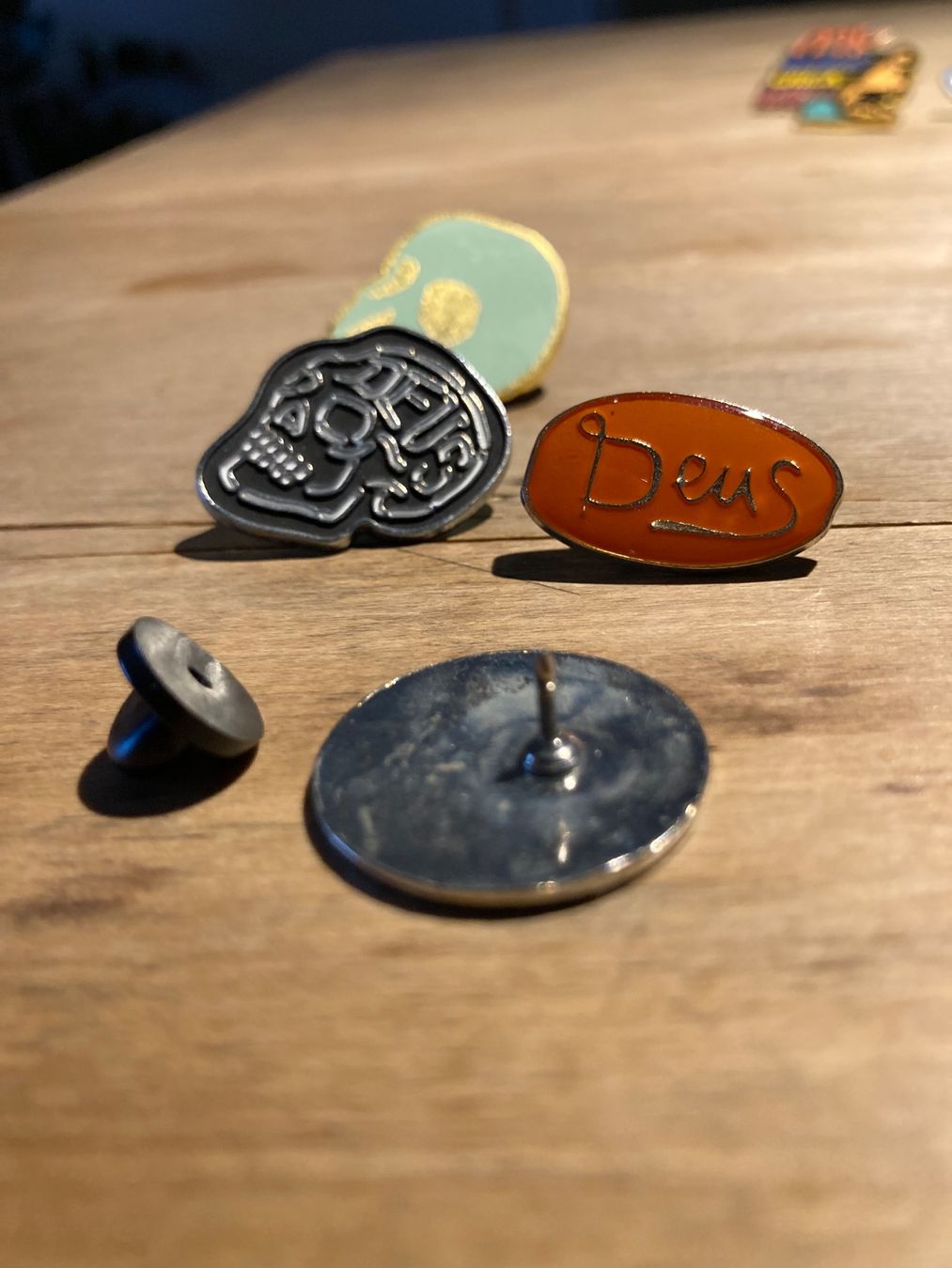 Placchette & Badge: Deus Ex Machina Skull Pin Set – Nuovo (secondo la descrizione) da Wallisellen venduto da HorstTennenbaum 1