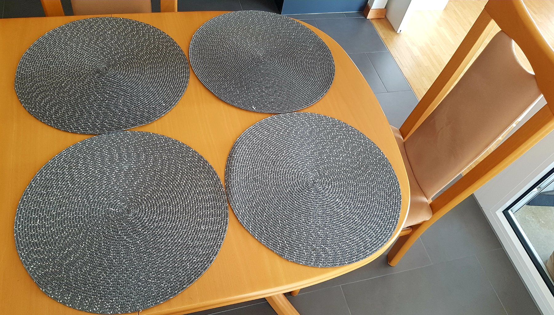 Set di tavolo e panche: Set de table tressé rond gris – Nuovo (secondo la descrizione) da Le Mont-sur-Lausanne venduto da olatiu