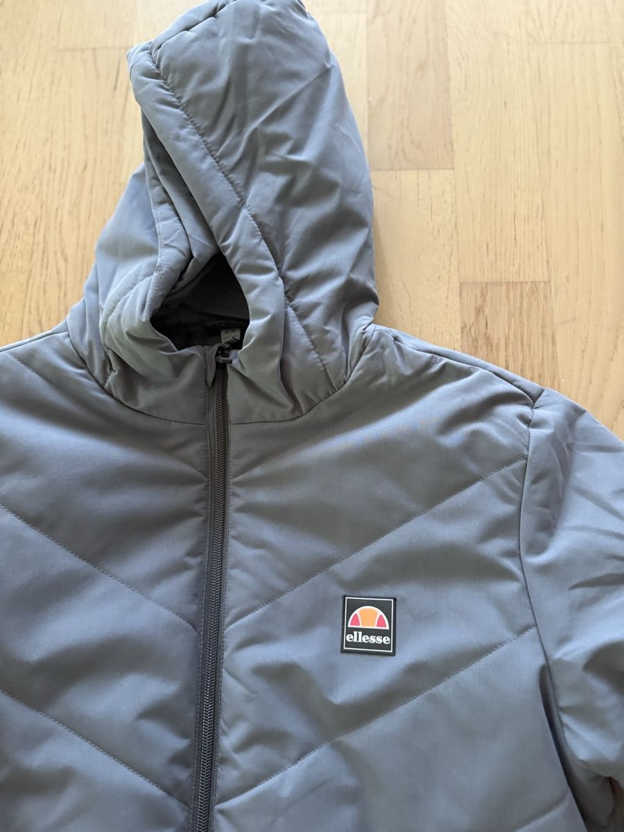 Ellesse Giacche: Ellesse Steppjacke Grau Grösse M guter Zustand – Usato da Au SG venduto da raphtron 1