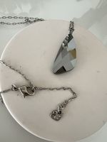 Schöne Halskette mit grauem Kristall Anhänger, Top!