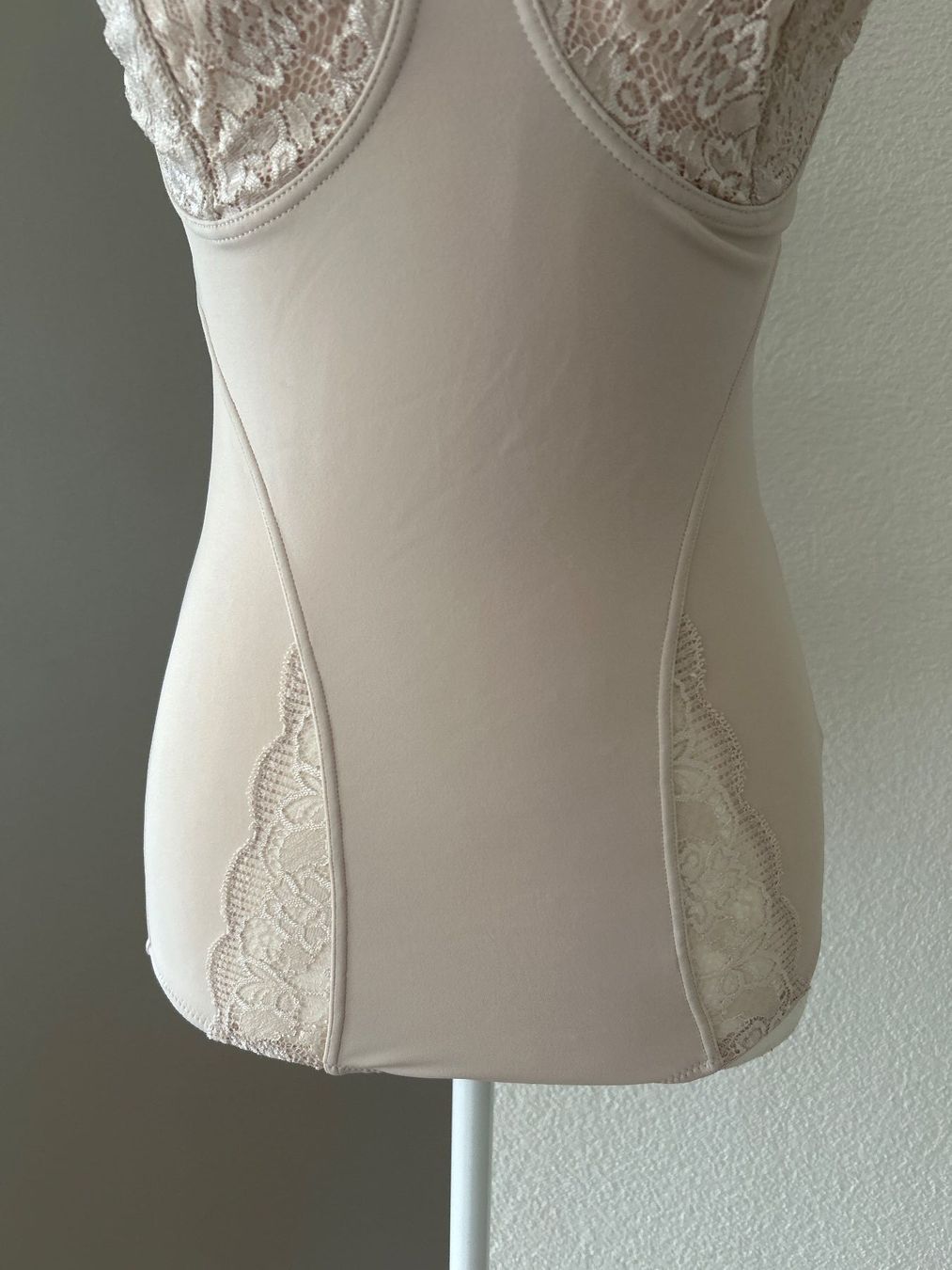 Altra biancheria intima: Formender Body mit Spitze beigefarbig – Usato da Brunnen venduto da Nala2929 3