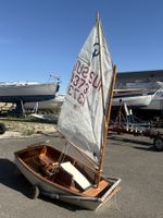 Optimist en bois construit à la main par un chantier naval
