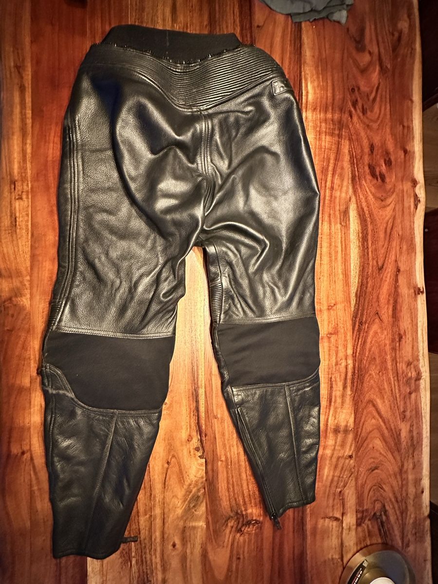 IXS Pantaloni: IXS Motorrad Lederhose, Grösse 48 – Usato da Urtenen-Schönbühl venduto da Nathalie_schori