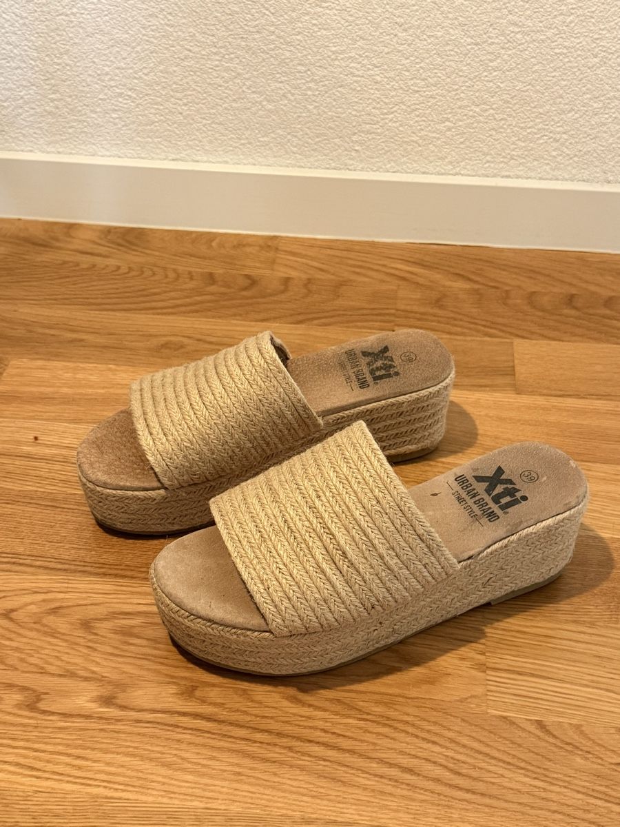 Urban Outfitters Scarpe da donna: Xti Platform Espadrille Sandals Beige Good Condition – Usato da Carrouge VD venduto da man_7hwm 2
